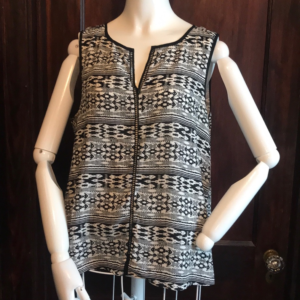 Black & white tank top with front Seam embroidery